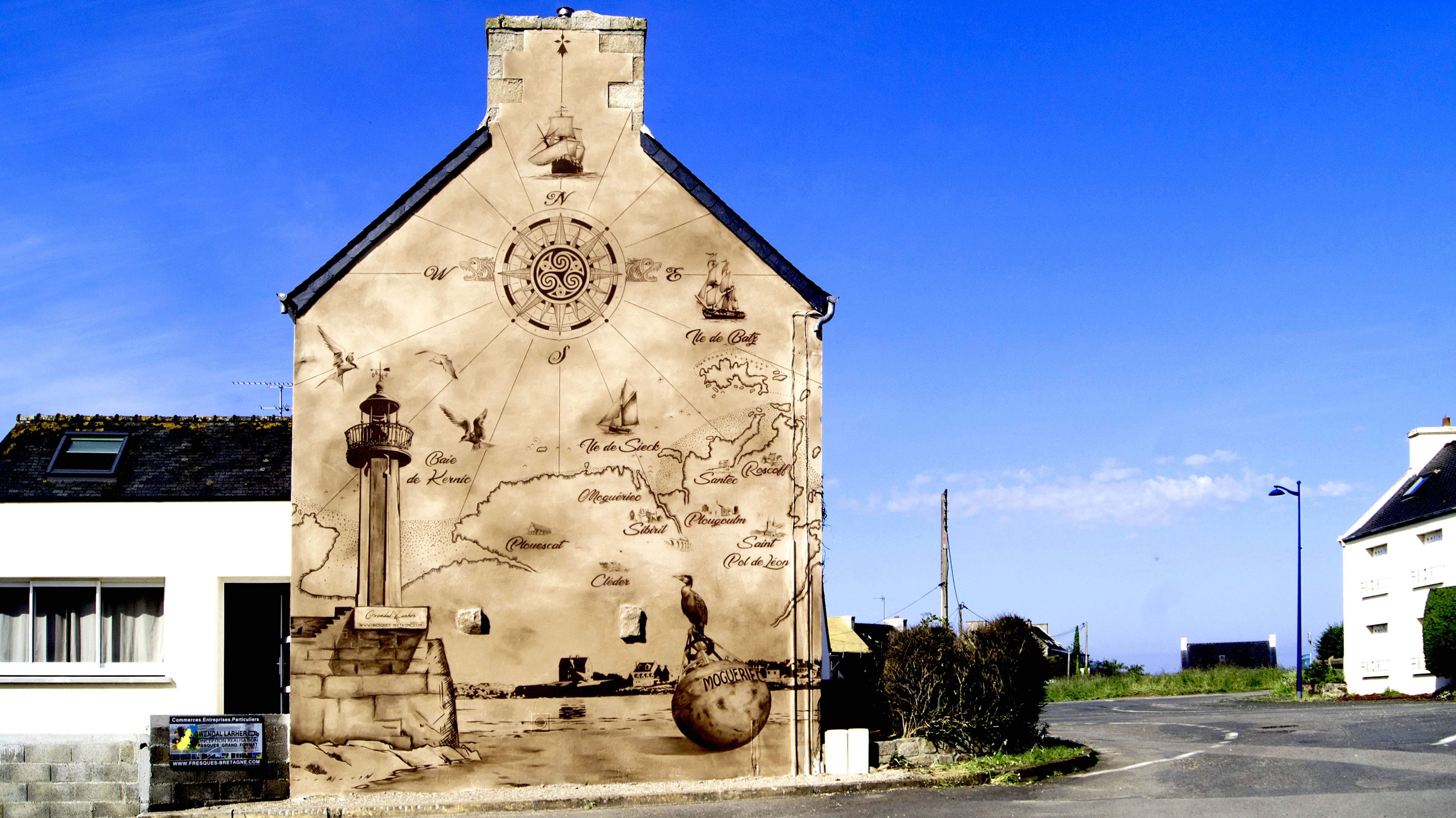 Carte marine ancienne, rose des vents et phare en trompe-l'œil sépia, pignon métamorphosé au port de Mogueriec, Sibiril.